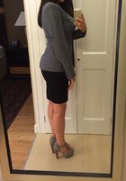 Спортивная секретарша с пирсингом в сосках светит попкой перед зеркалом 3 фотография