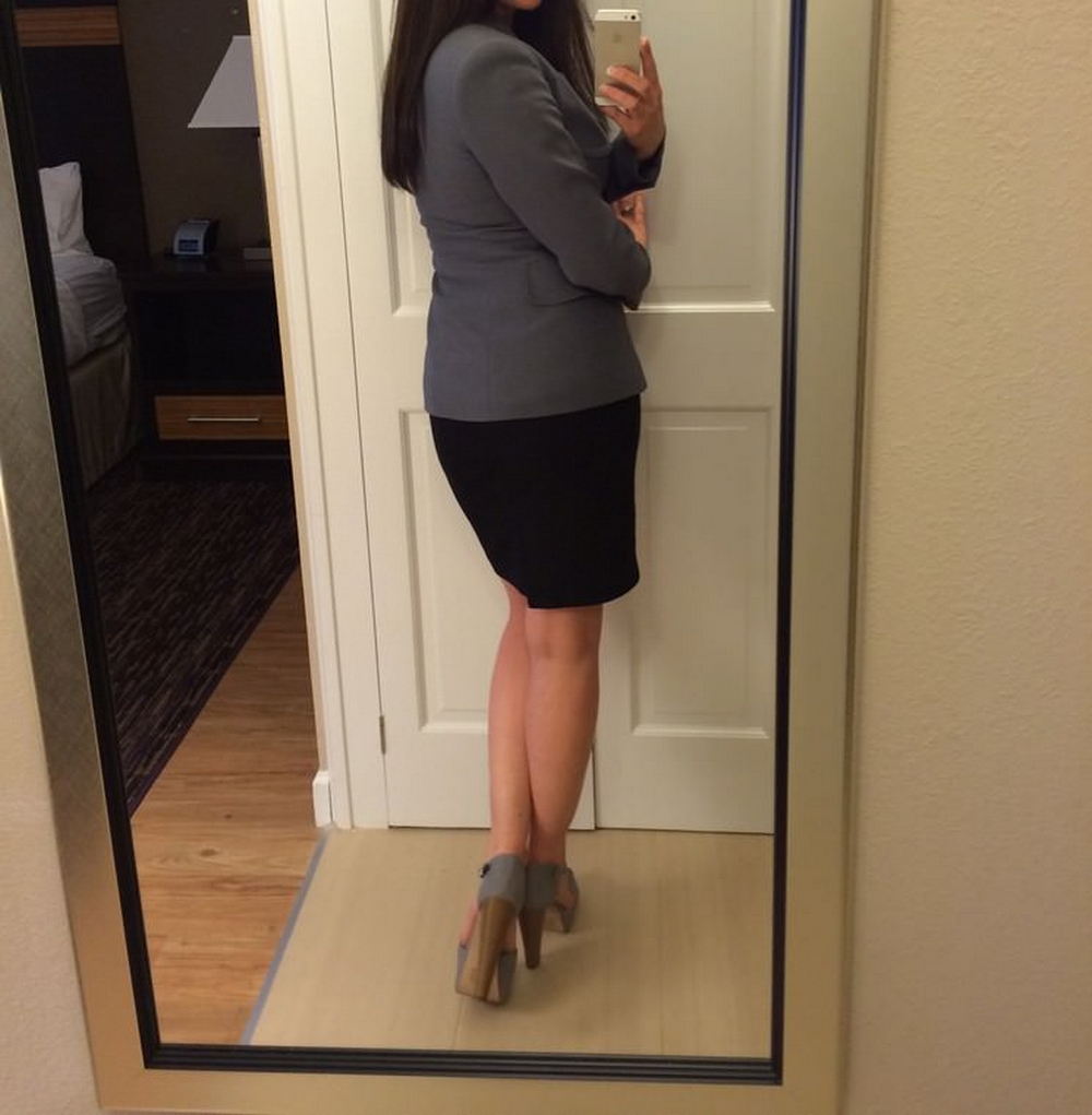 Спортивная секретарша с пирсингом в сосках светит попкой перед зеркалом 2 фотография