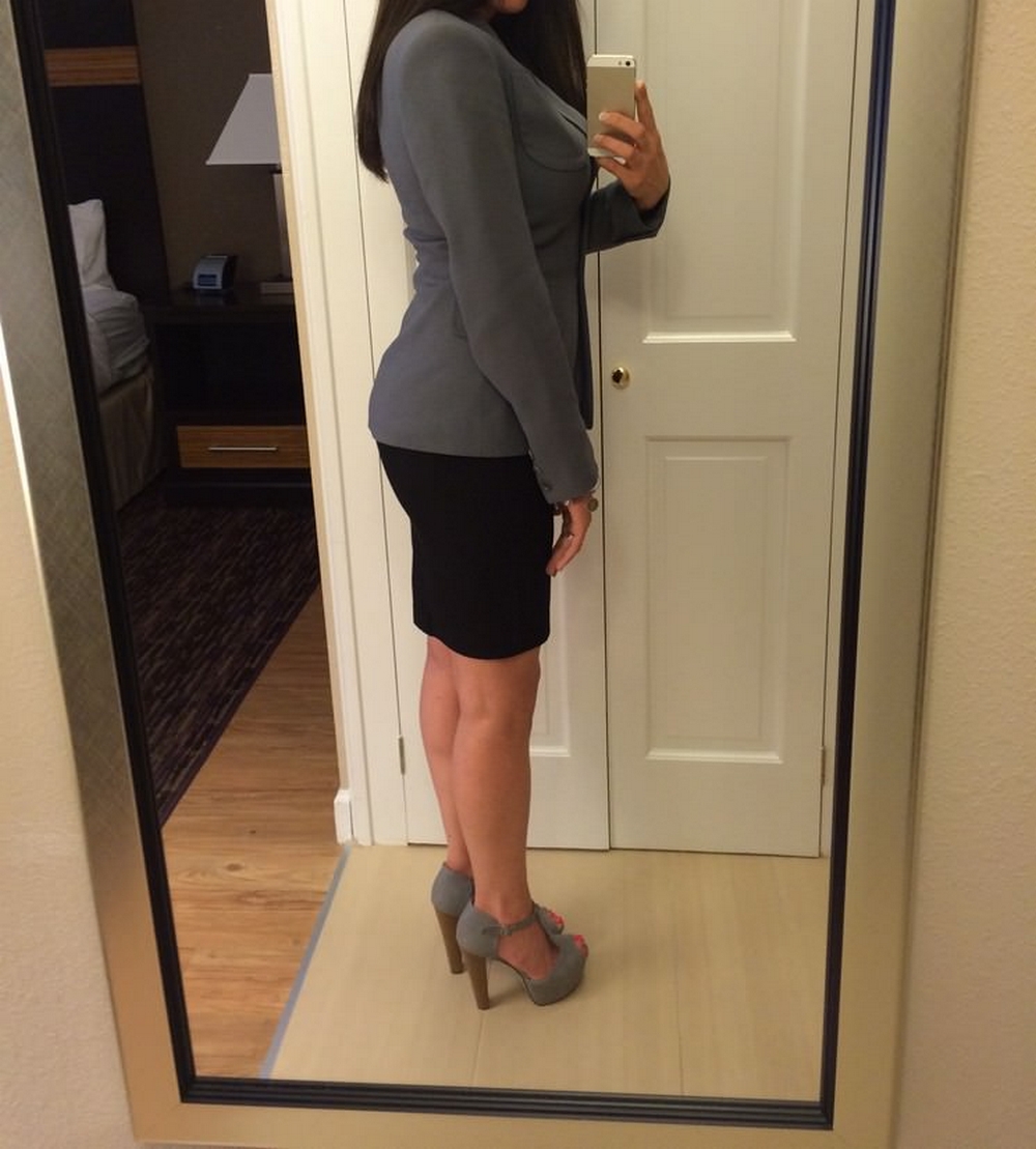 Спортивная секретарша с пирсингом в сосках светит попкой перед зеркалом 3 фотография