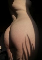 Телка с узким очком трахает вагину черным дилдо 4 фотография