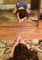 Пышечка с подругой занимаются развратом перед зеркалом 14 фото