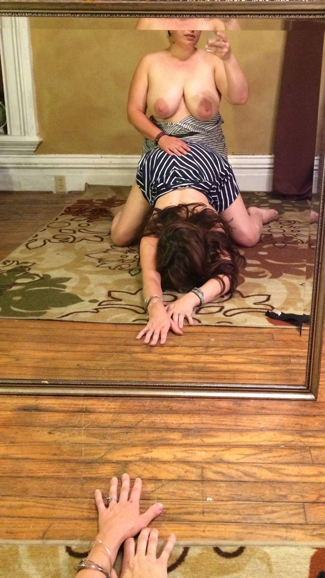 Пышечка с подругой занимаются развратом перед зеркалом 13 фотография