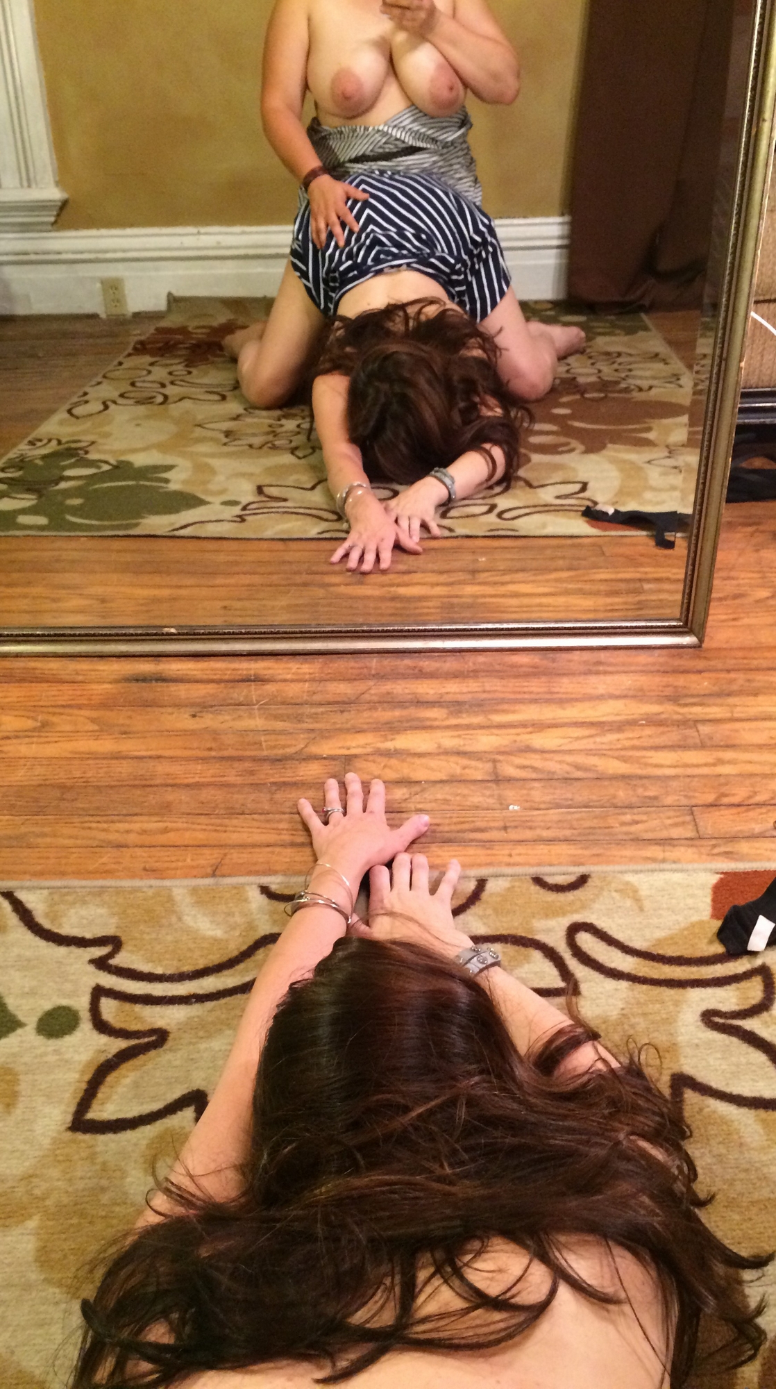 Пышечка с подругой занимаются развратом перед зеркалом 14 фотография