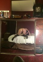 Спортивная сучка с пирсингом светит обнаженными прелестями в спальне 11 фотография