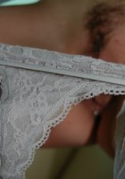 Дама в чулках показывает крупным планом вагину с пирсингом 2 фото