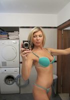 Блонда снимает белье в ванной и делает селфи 1 фото