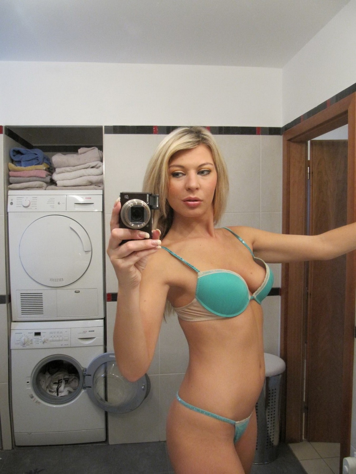 Блонда снимает белье в ванной и делает селфи 1 фотография