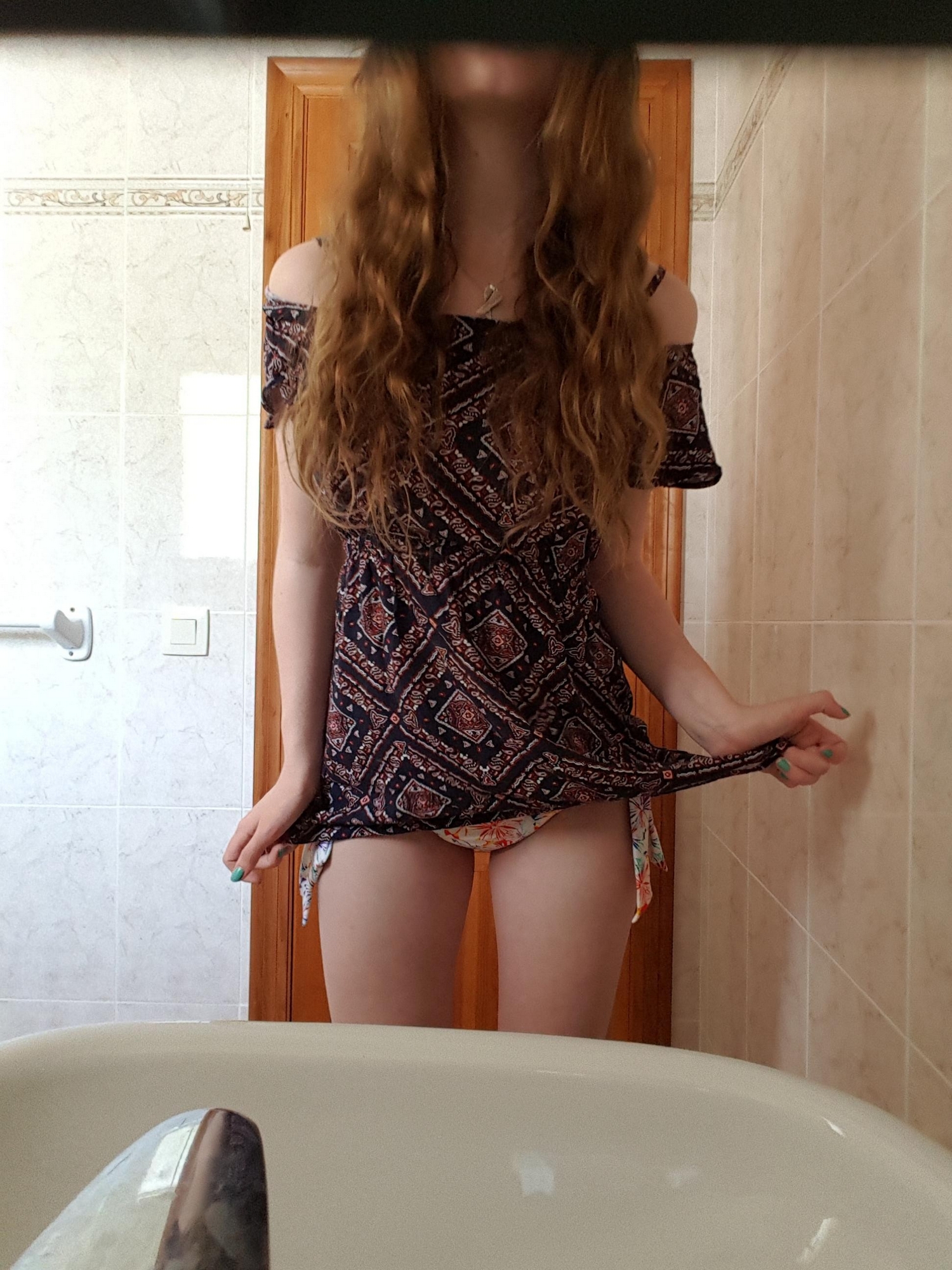 Фигуристая студентка сняла купальник в ванной перед зеркалом 9 фотография