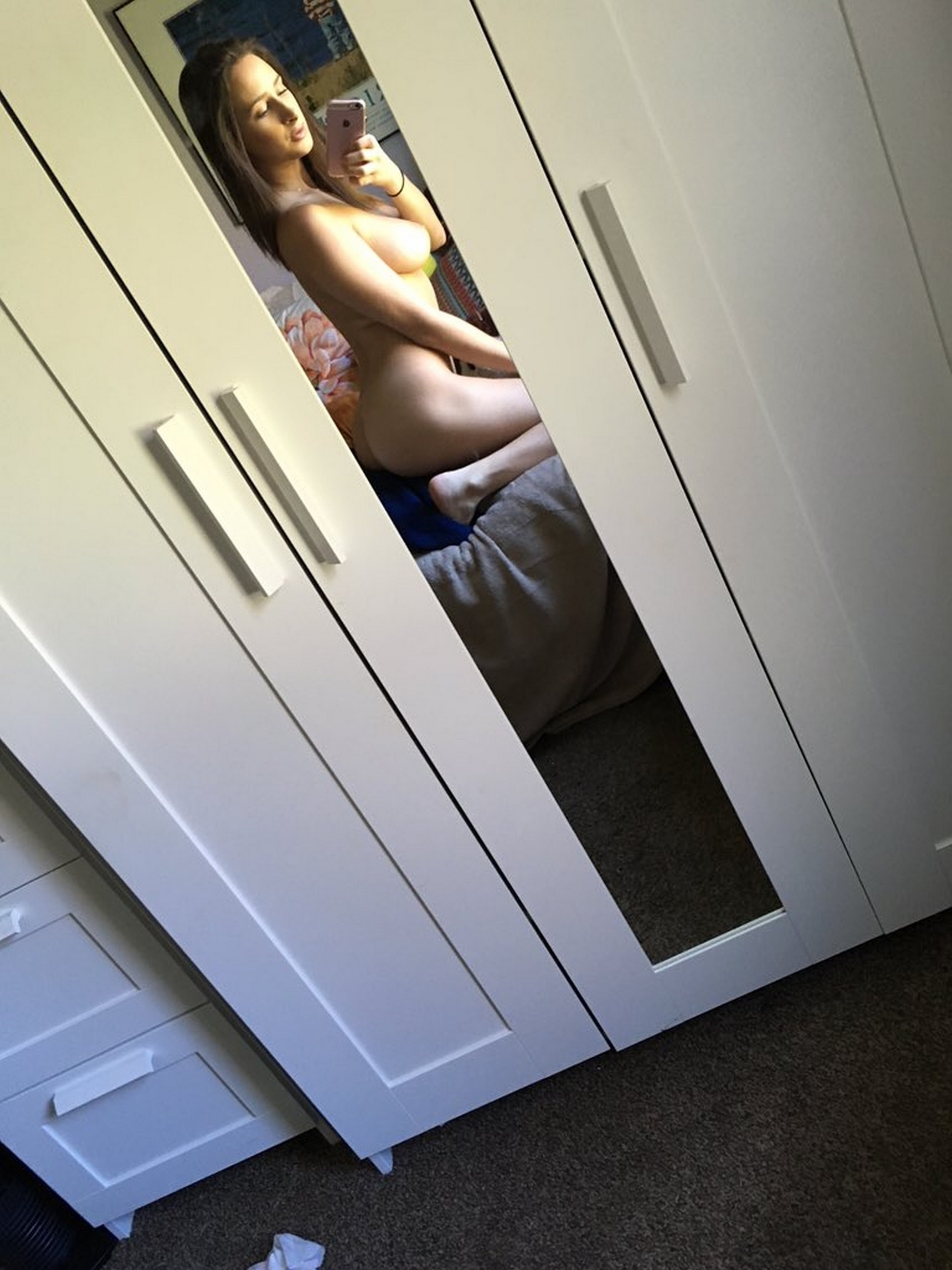 В квартире девушка с голыми дойками делает пошлые селфи 1 фотография
