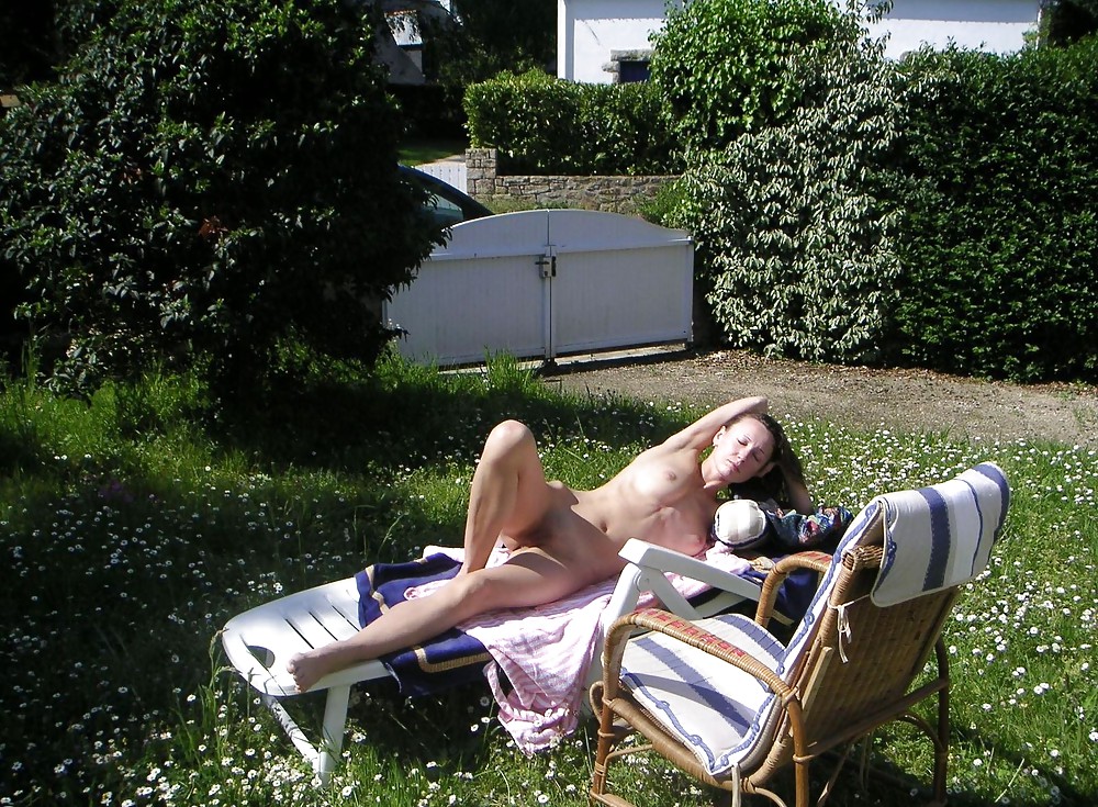 32 летняя мамка с худым телом по выходным позирует голая 12 фотография
