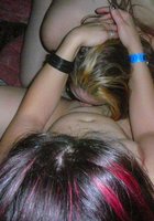 Бисексуалка с крашенными волосами сосет хер после однополого секса 7 фото
