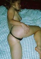 Молодая девушка с тату на животе без одежды валяется на постели 11 фото