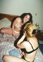 Лесбиянки в 90х годах часто шалили на кровати в одних трусиках 5 фото
