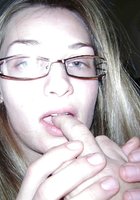 Девушка носящая очки в квартире полирует ртом пенис любовника 13 фото