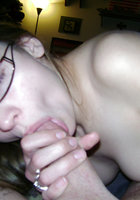 Девушка носящая очки в квартире полирует ртом пенис любовника 10 фото