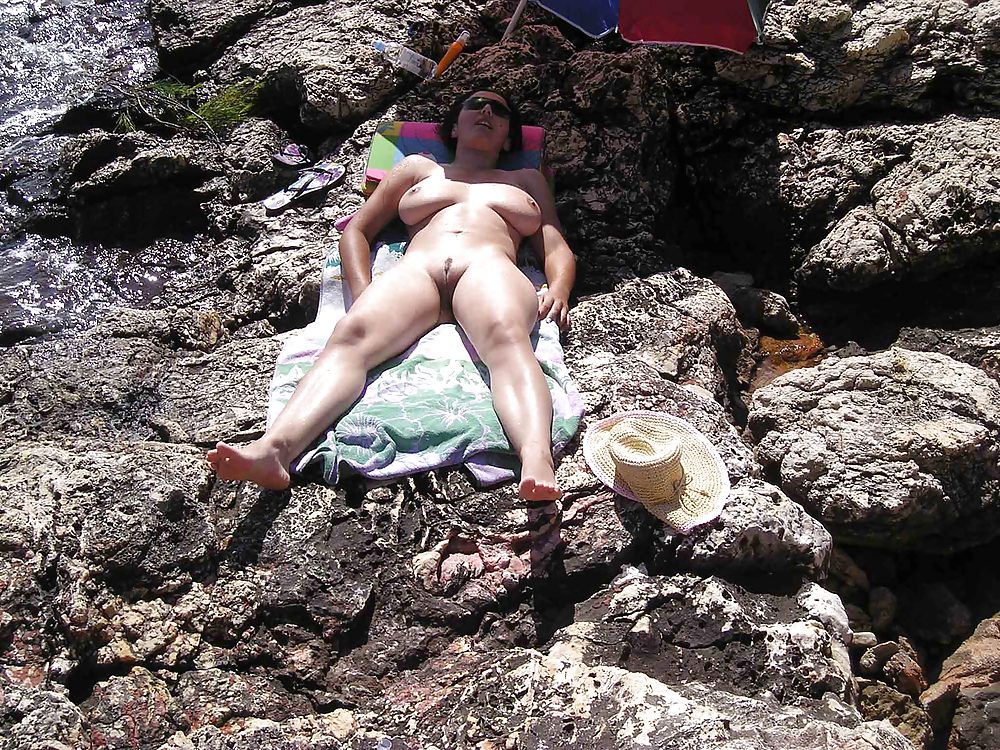 Нудистка с большими сисяндрами отдыхает на берегу 2 фотография