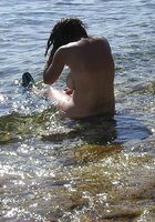 Большегрудая чика с интимной стрижкой отдыхает на берегу моря 13 фото
