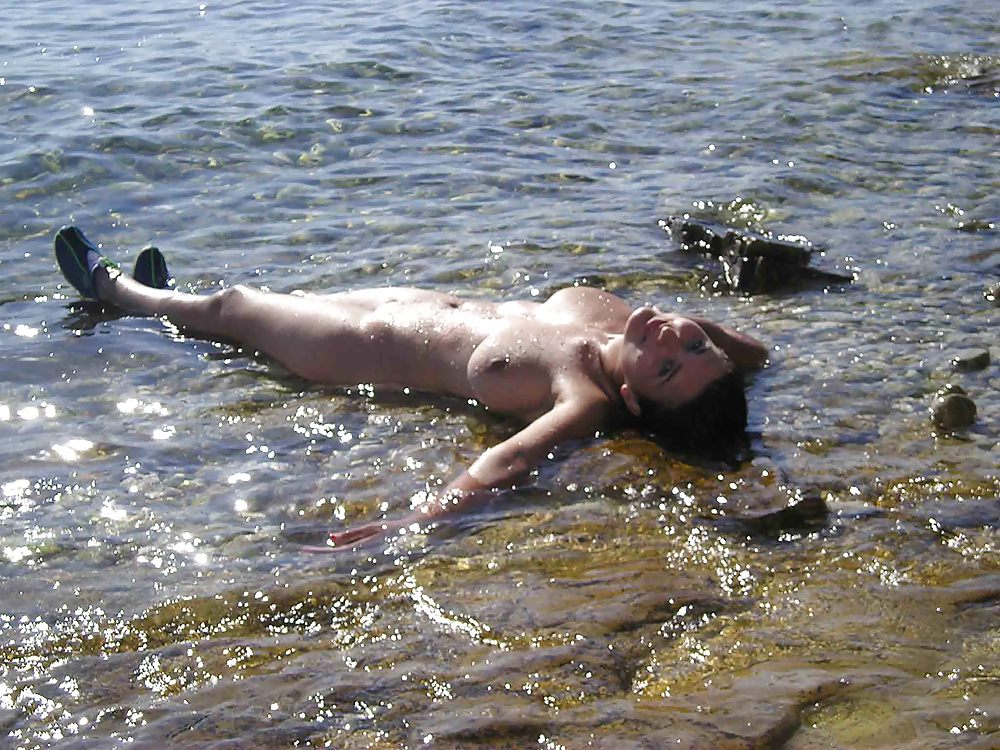 Большегрудая чика с интимной стрижкой отдыхает на берегу моря 1 фотография