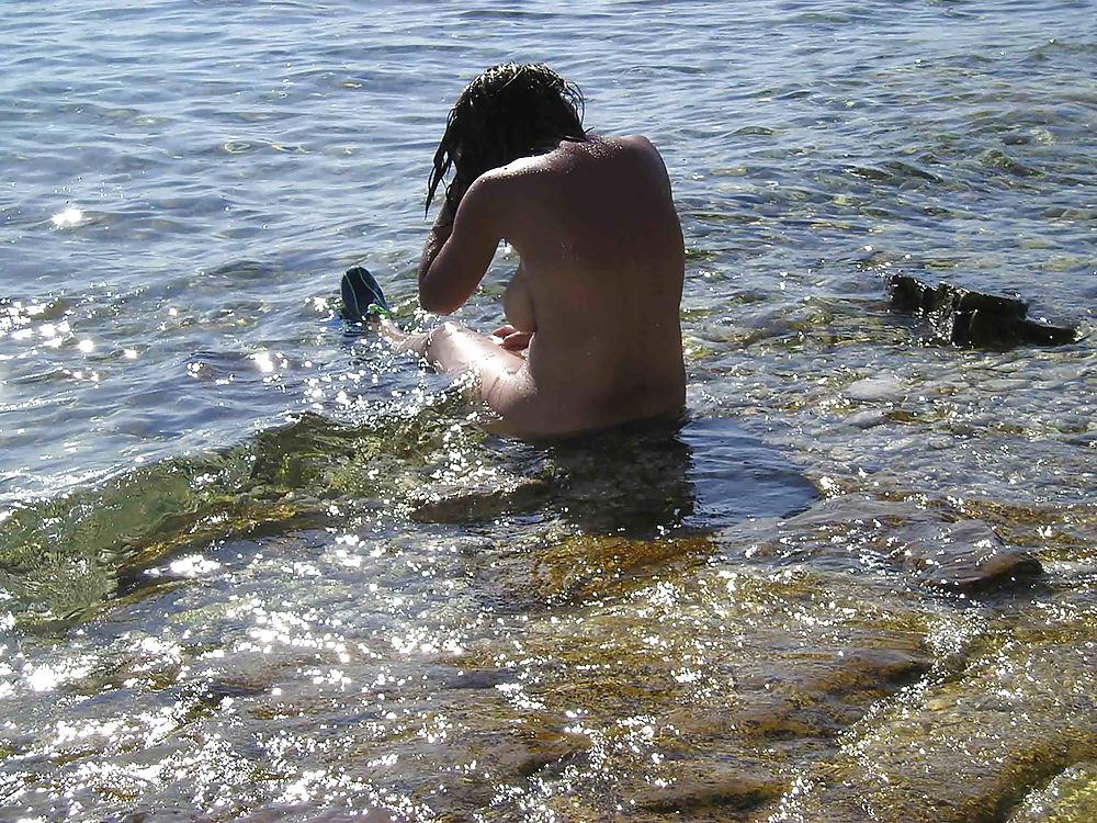 Большегрудая чика с интимной стрижкой отдыхает на берегу моря 13 фотография