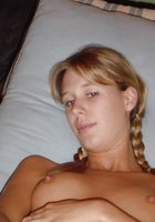 Молодая девушка на диване светит влажной киской 17 фото