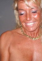 49 летняя блондинка с загорелым телом хвастается сочной вагиной 1 фотография