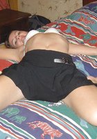 Голая чикса мастурбирует самодельной секс игрушкой на кровати 21 фото