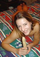 Голая чикса мастурбирует самодельной секс игрушкой на кровати 16 фотография