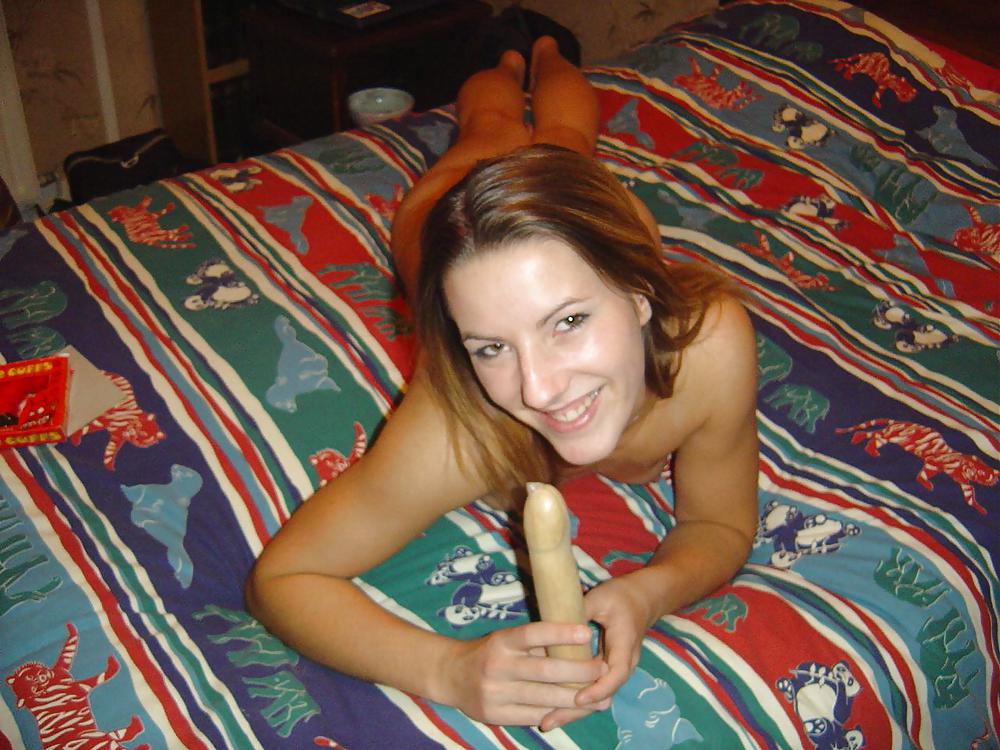 Голая чикса мастурбирует самодельной секс игрушкой на кровати 16 фотография
