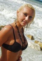 22 летняя блондиночка развратничает проводя отпуск на море 6 фото