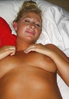 Загорелая блонда в чулках лижет пенис на кровати 6 фотография