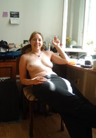 28 летняя грешница с голой грудью курит сидя на стуле 1 фото