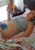 28 летняя грешница с голой грудью курит сидя на стуле 16 фото