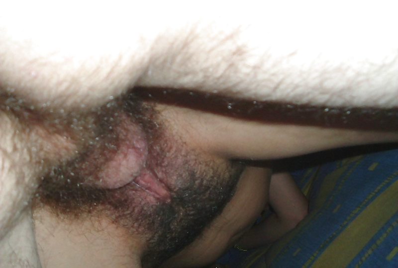 Молодая брюнетка на кровати занимается оральным сексом с парнем 4 фотография