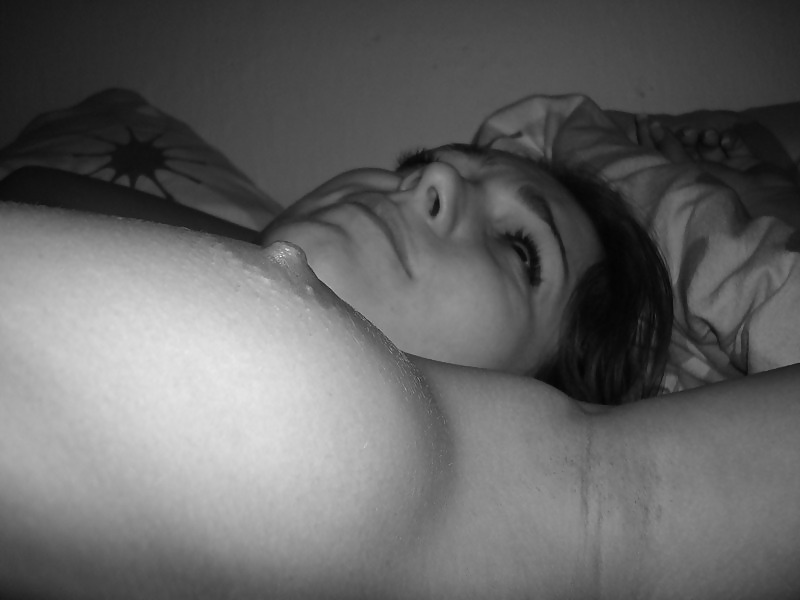 Молодая жена отсасывает мощный болт супруга в спальне 21 фотография
