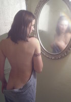 Девушка с татуировкой не прочь демонстрировать груди в душе 6 фотография