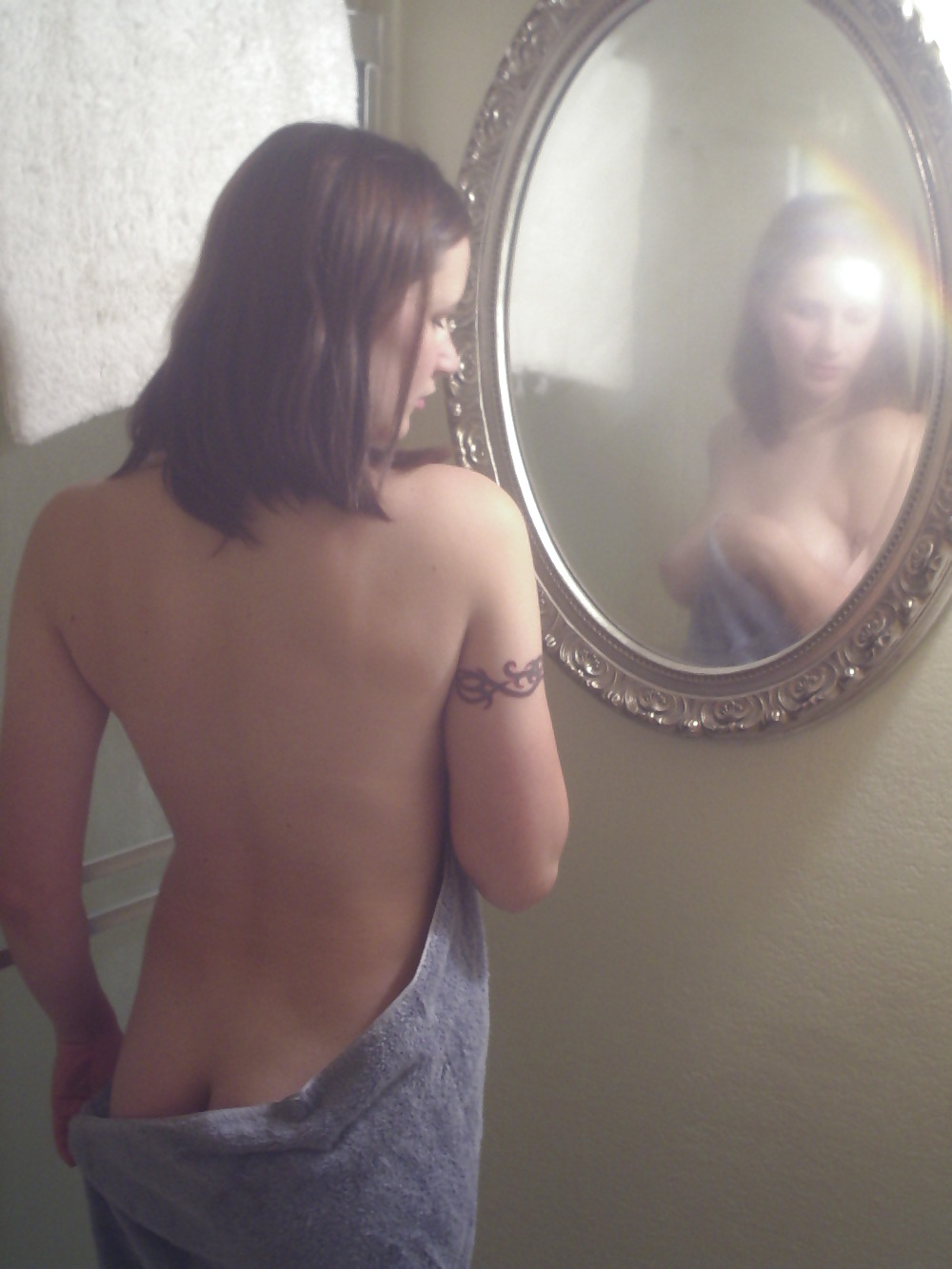 Девушка с татуировкой не прочь демонстрировать груди в душе 6 фотография