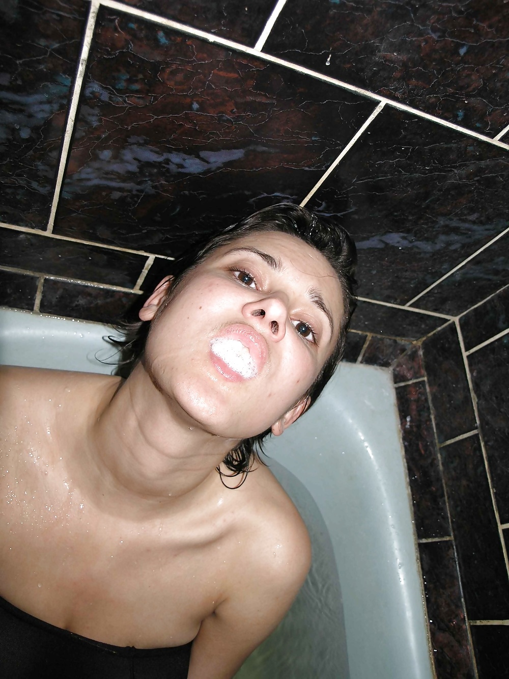 Сисястая брюнетка купается в ванне в порванных колготках 7 фотография