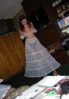 Сисястая девушка в нижнем белье шалит на съемной квартире 10 фото