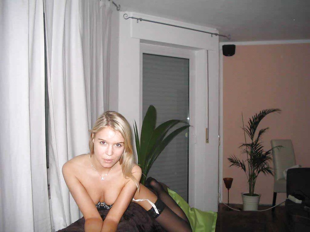 Молодая блондинка со стройной фигурой предается плотским утехам дома 8 фотография