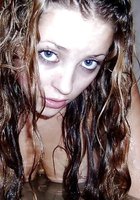 Молодая нимфа хвастается упругими дойками купаясь в ванной 15 фотография