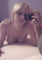 Блондинка в чулках делает интим селфи сидя на полу перед зеркалом 13 фотография
