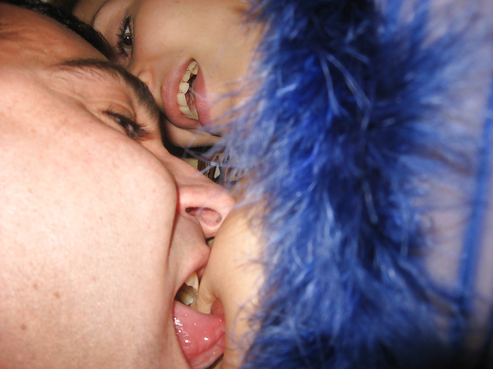 Улыбчивая кокетка в синем пеньюаре вызывающе позирует перед партнером 11 фотография