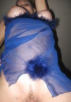 Соска в синем пеньюаре у себя дома светит вагиной 12 фото
