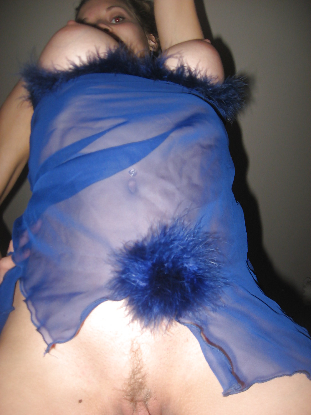 Соска в синем пеньюаре у себя дома светит вагиной 12 фотография