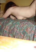 Голая дама с натуральной грудью делает интимные селфи на постели 8 фото