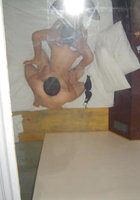 Брюнетка делает куннилингус загорелой подруге лежащей на кровати 1 фото