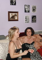Бабенка занимается сексом втроем на диване 5 фотография