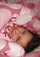 Цыпочка в черных трусиках валяется на розовой постели 9 фото
