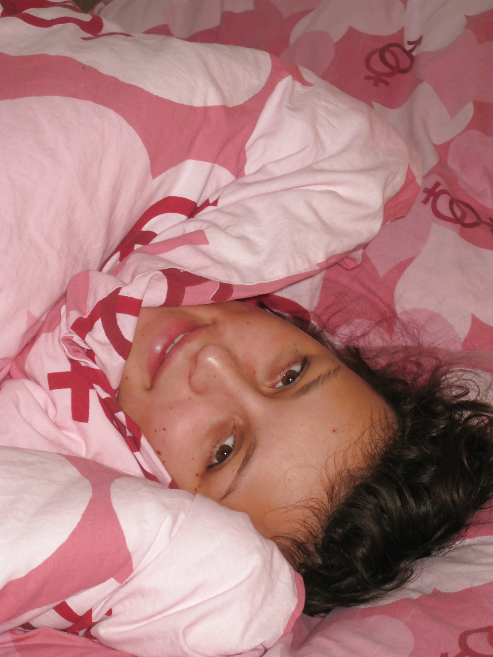 Цыпочка в черных трусиках валяется на розовой постели 9 фотография