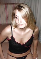 В квартире молодая девушка сексуально позирует в черном белье 9 фото